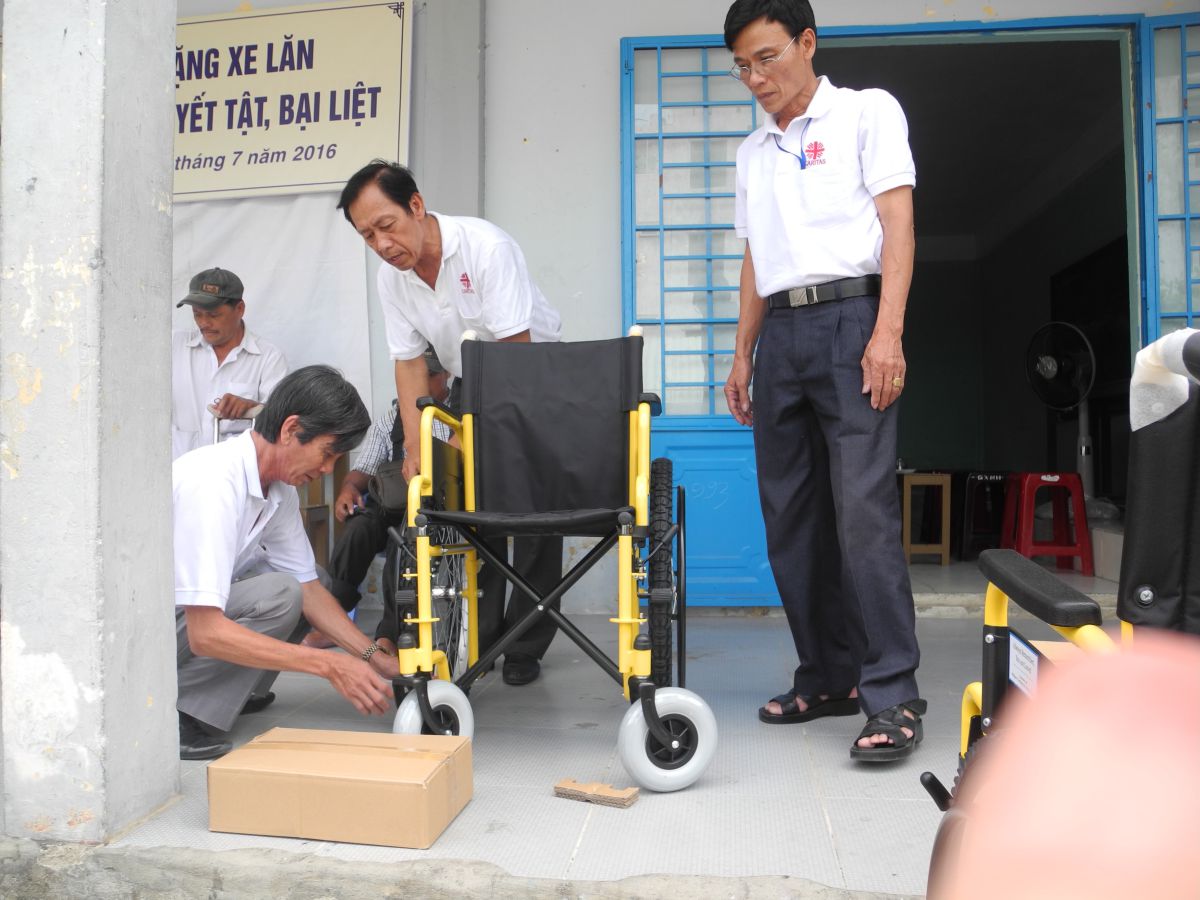 Ban Công tác Người Khuyết tật (VP. CĐN) phối hợp với Caritas giáo xứ Nội Hà tổ chức trao tặng 27 xe lăn cho người khuyết tật, bại liệt.